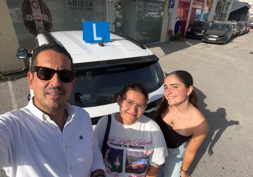 Alunos e instrutor junto ao carro de aprendizagem