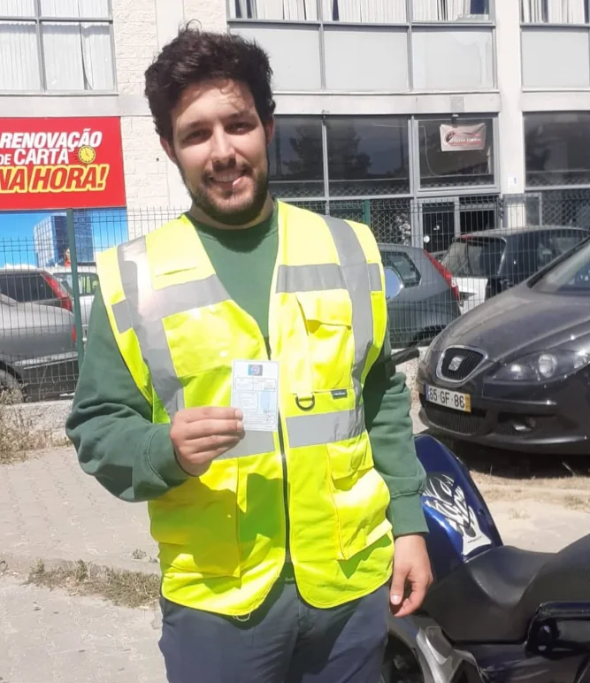 Condutor junto ao motociclo após formação